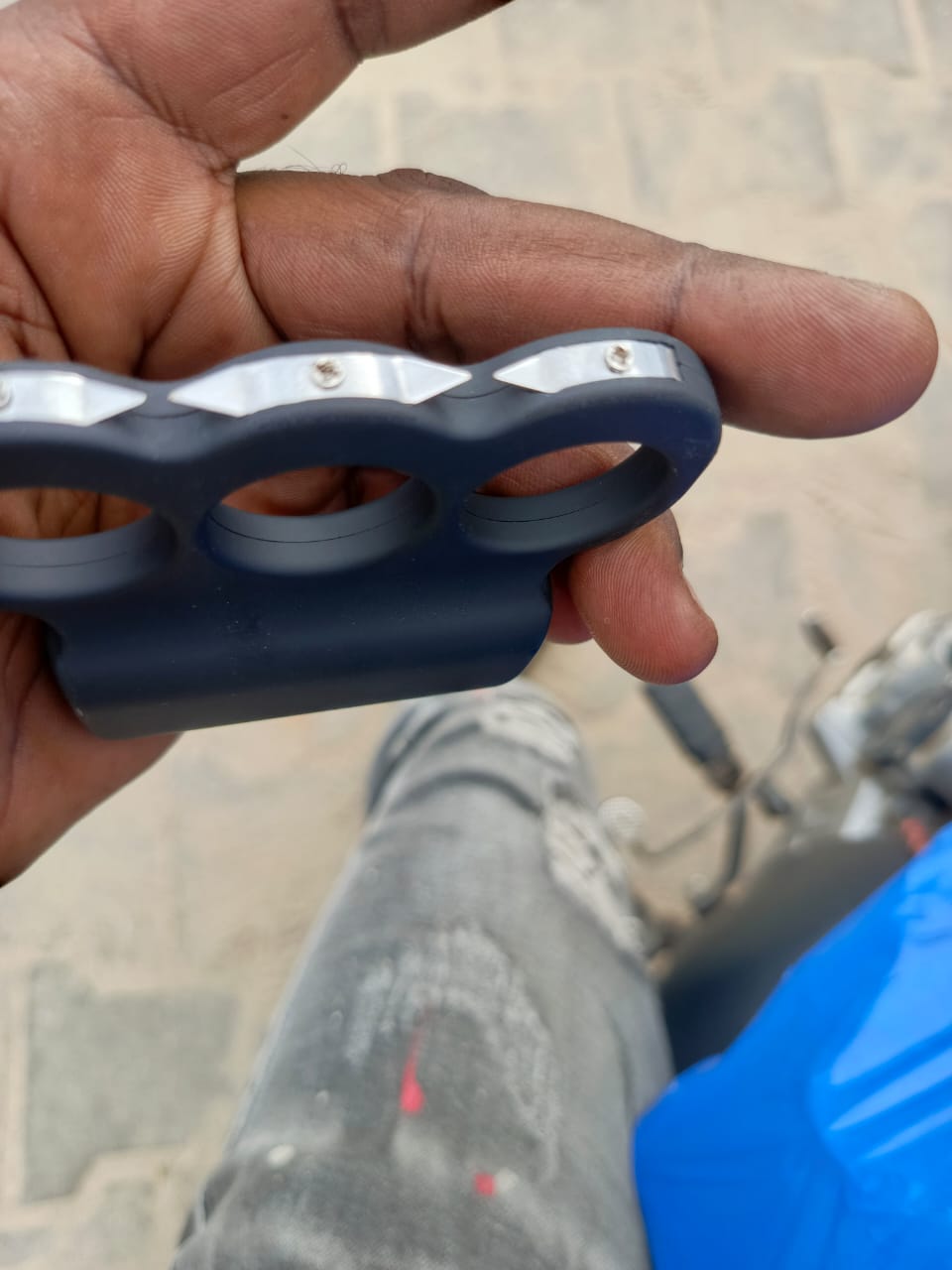 Taser poing américain 03 doigts